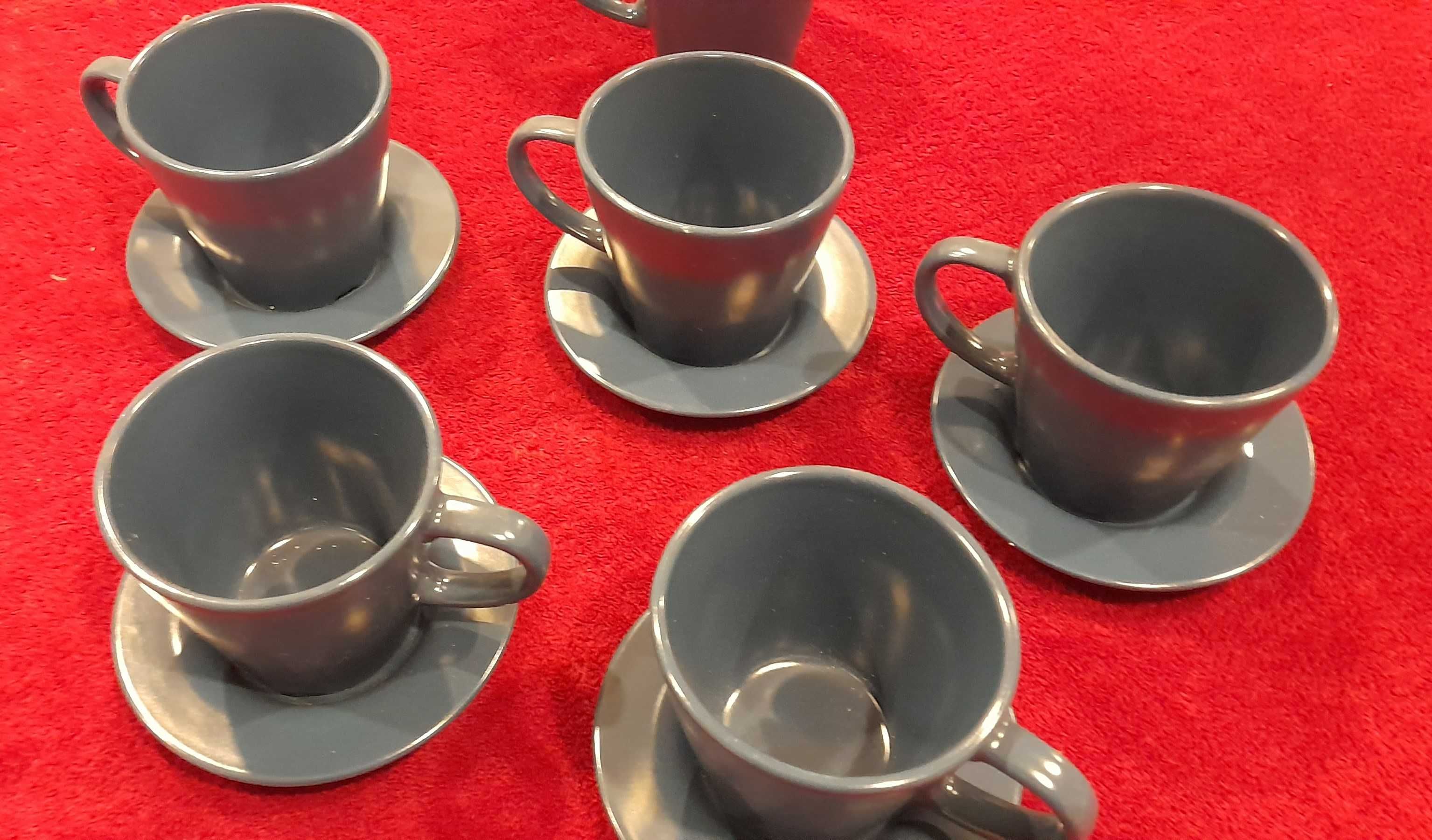 Pięć kubków do espresso wraz z podstawkami kolor niebieski