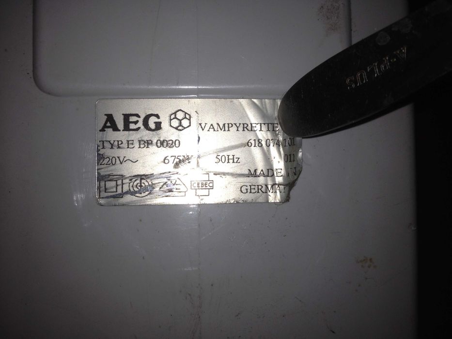 Пилосос-швабра AEG.