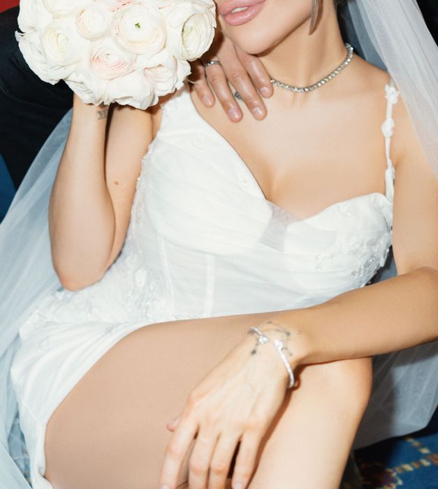 Весільна сукня на тонких бретелях