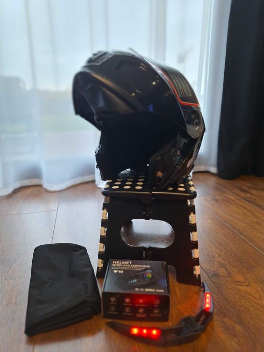 Kask motocyklowy z akcesoriami