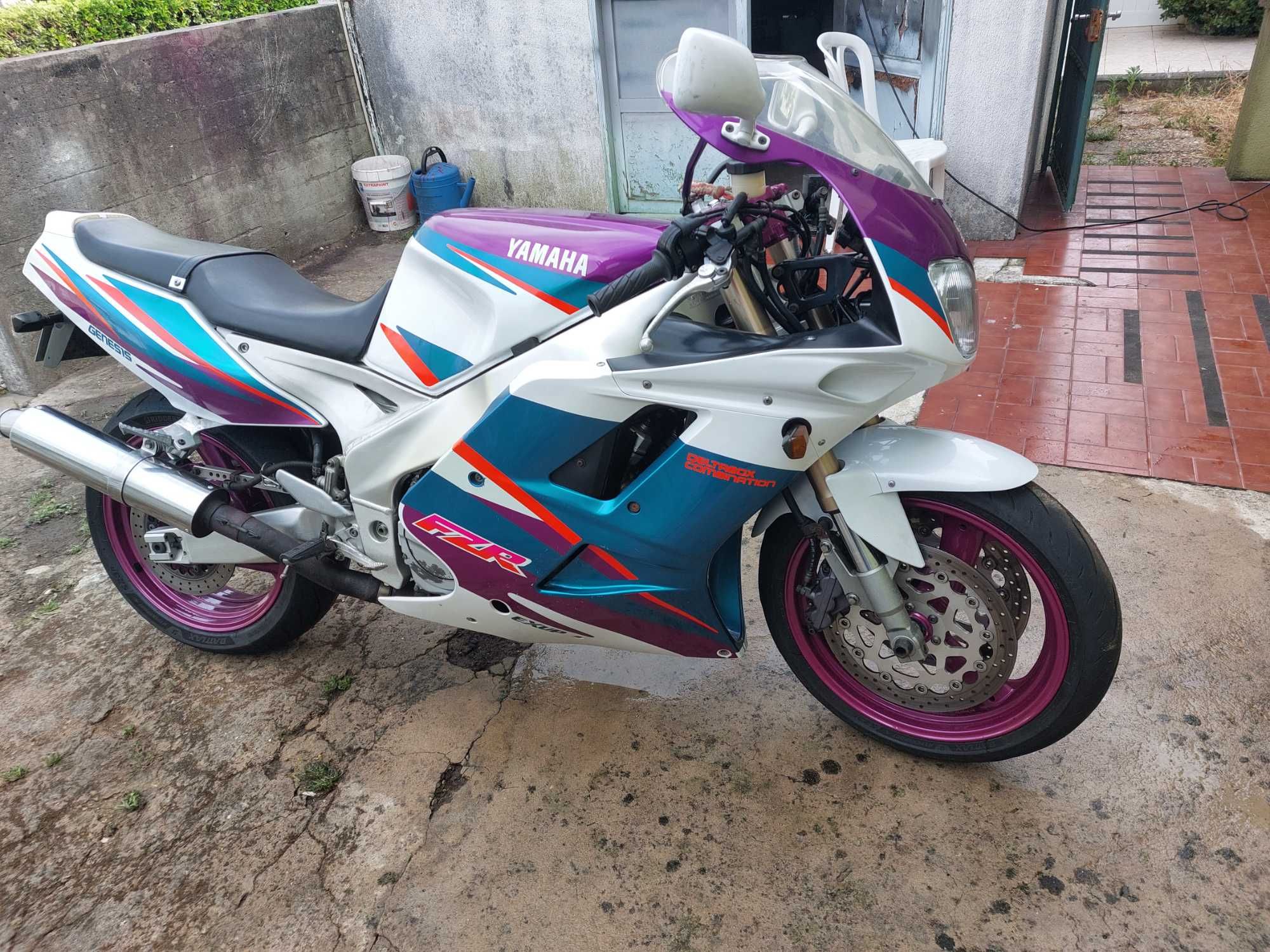 Clássica  .yamaha  fzr .mota de pista