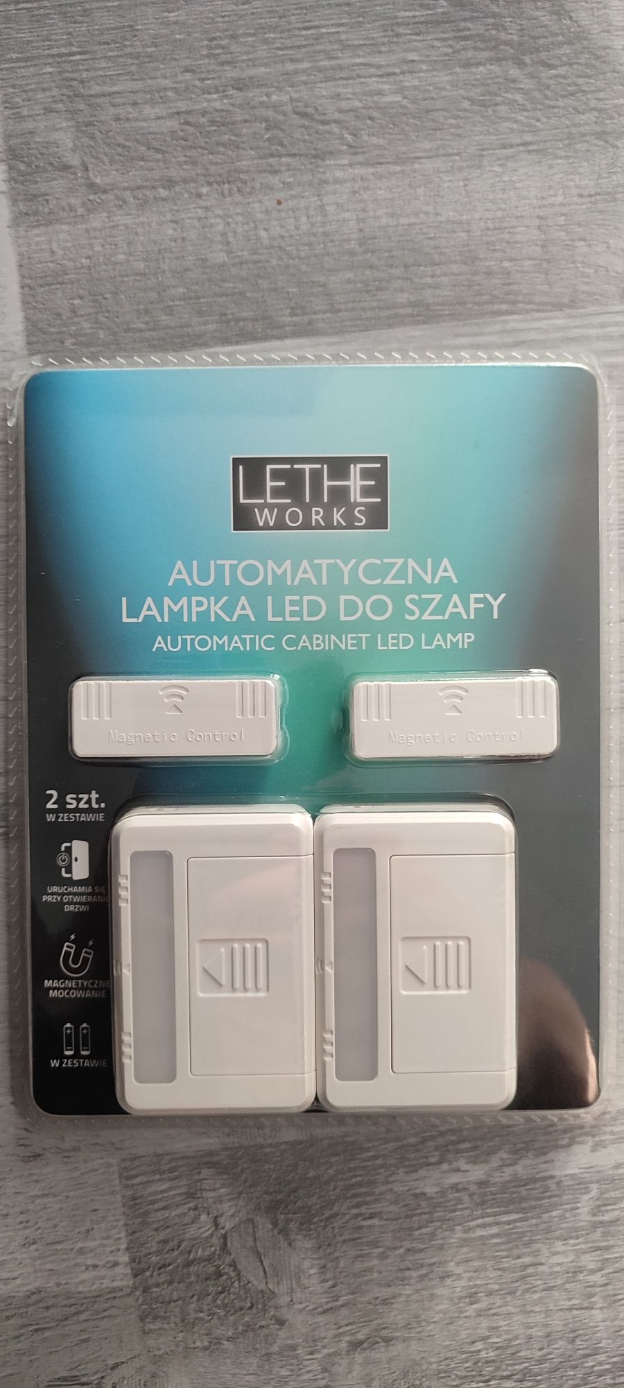 Automatyczna lampka LED do szafy.