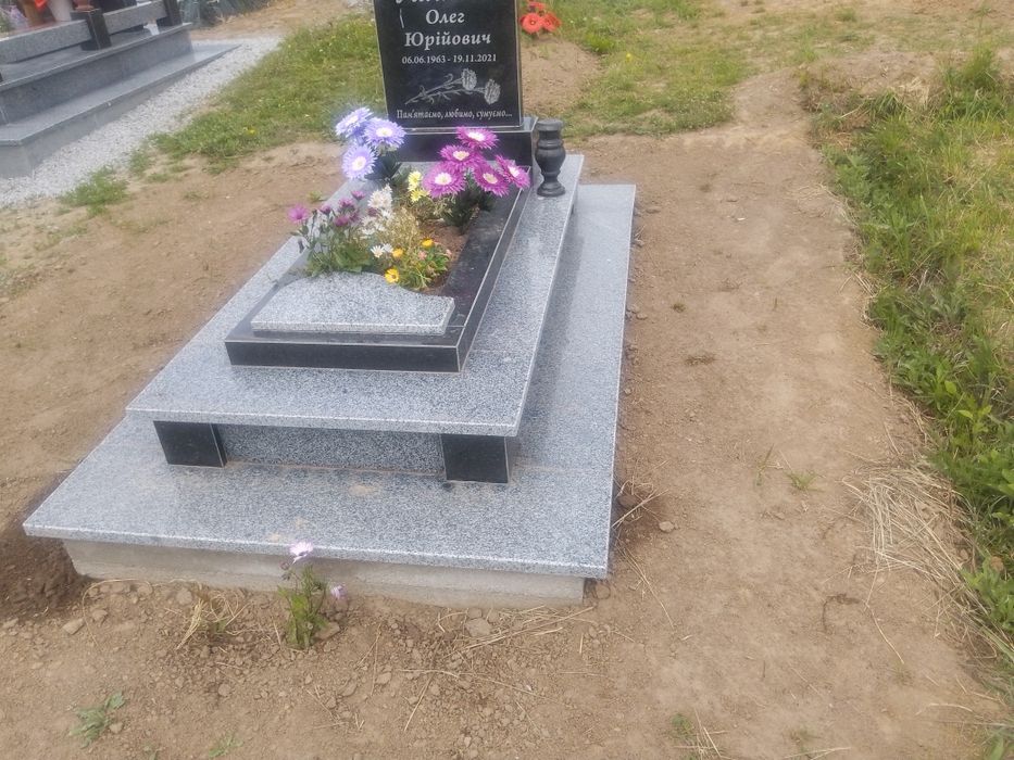 Памятники граніітні з гаабро та покости