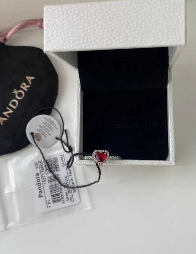 Кольцо Pandora «Красное сердце» из серебра 925 – романтика в деталях.