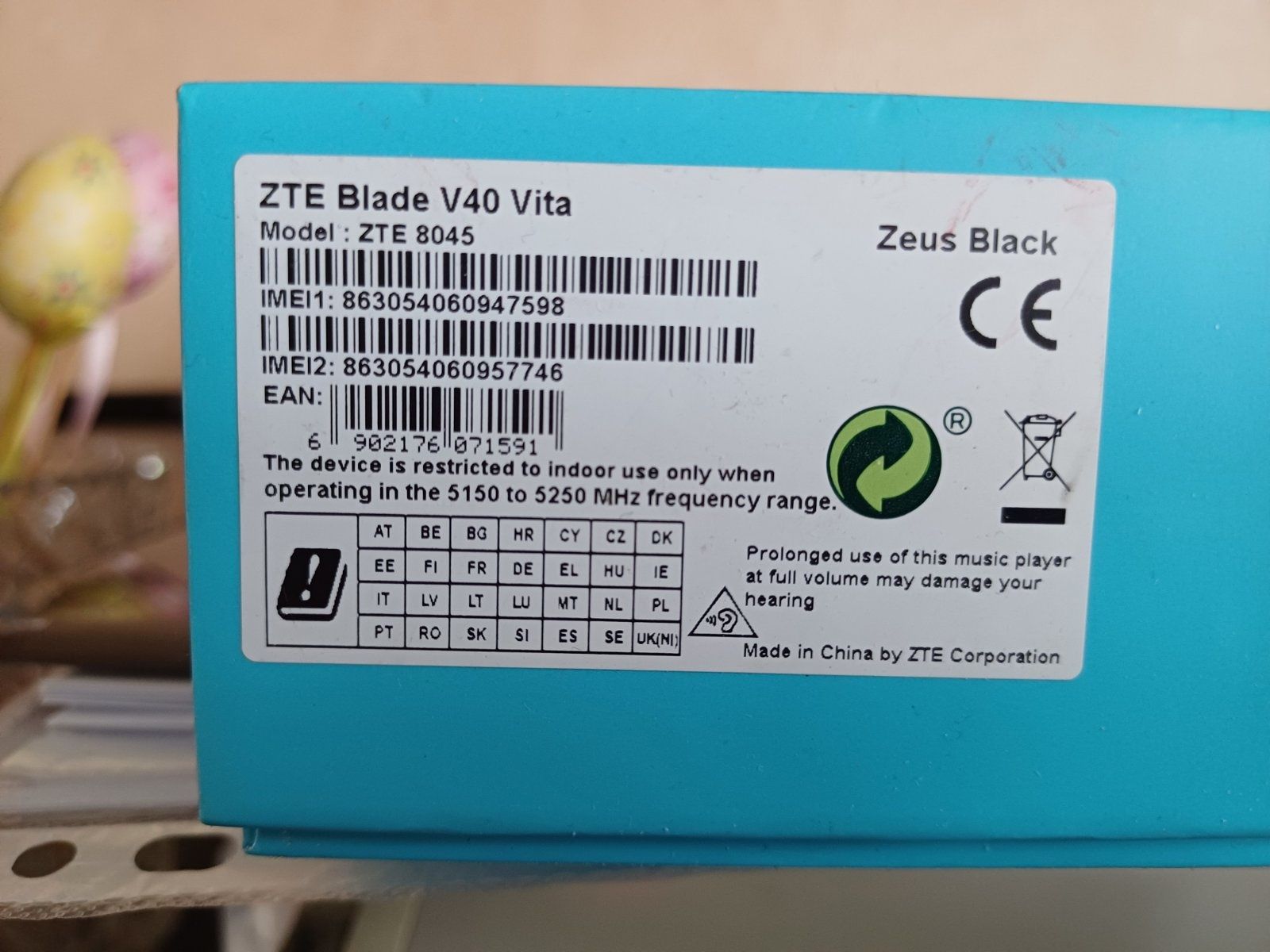 Смартфон ZTE V40 Vita 4/128 віком 1.5 року