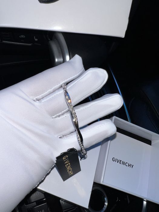 Жіночий браслет Givenchy, елегантний стиль