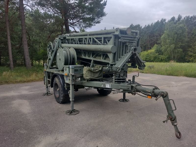 Wojskowy maszt teleinformatyczny - wieża mobilna h25m