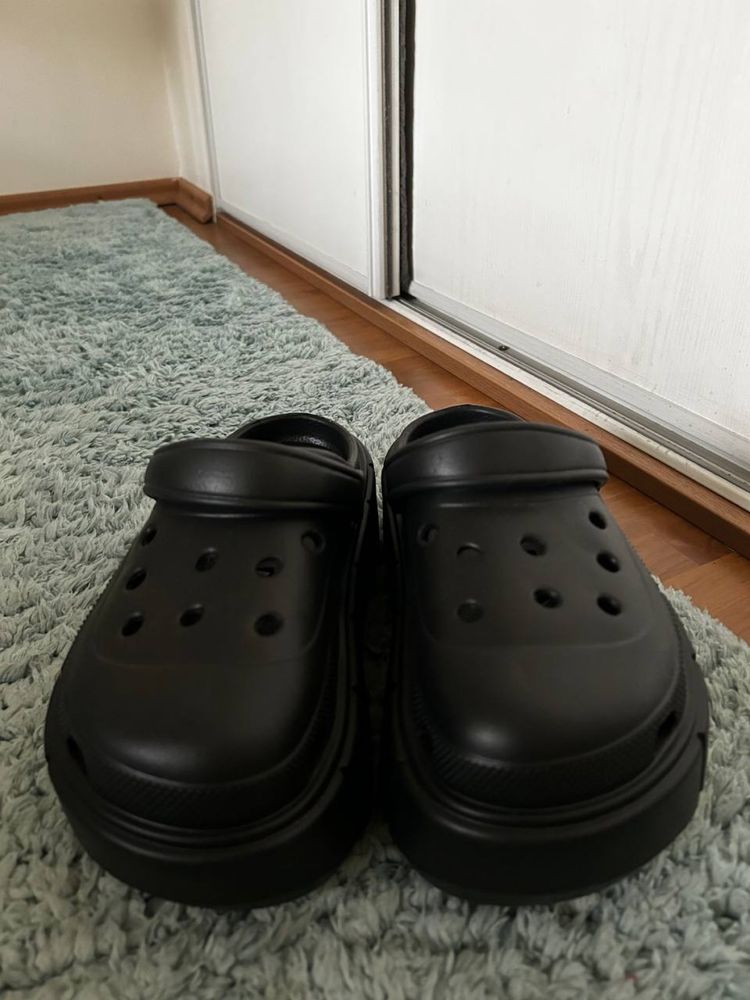 Czarne piankowe trampki na platformie