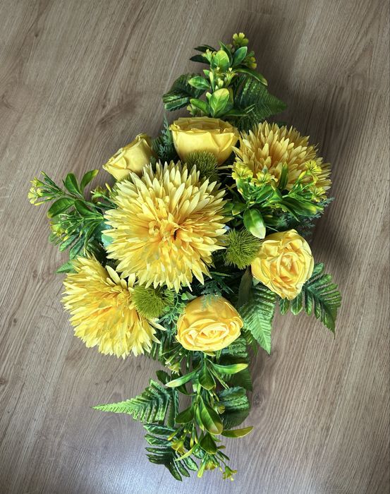 Stroik kwiatowy z chryzantemami