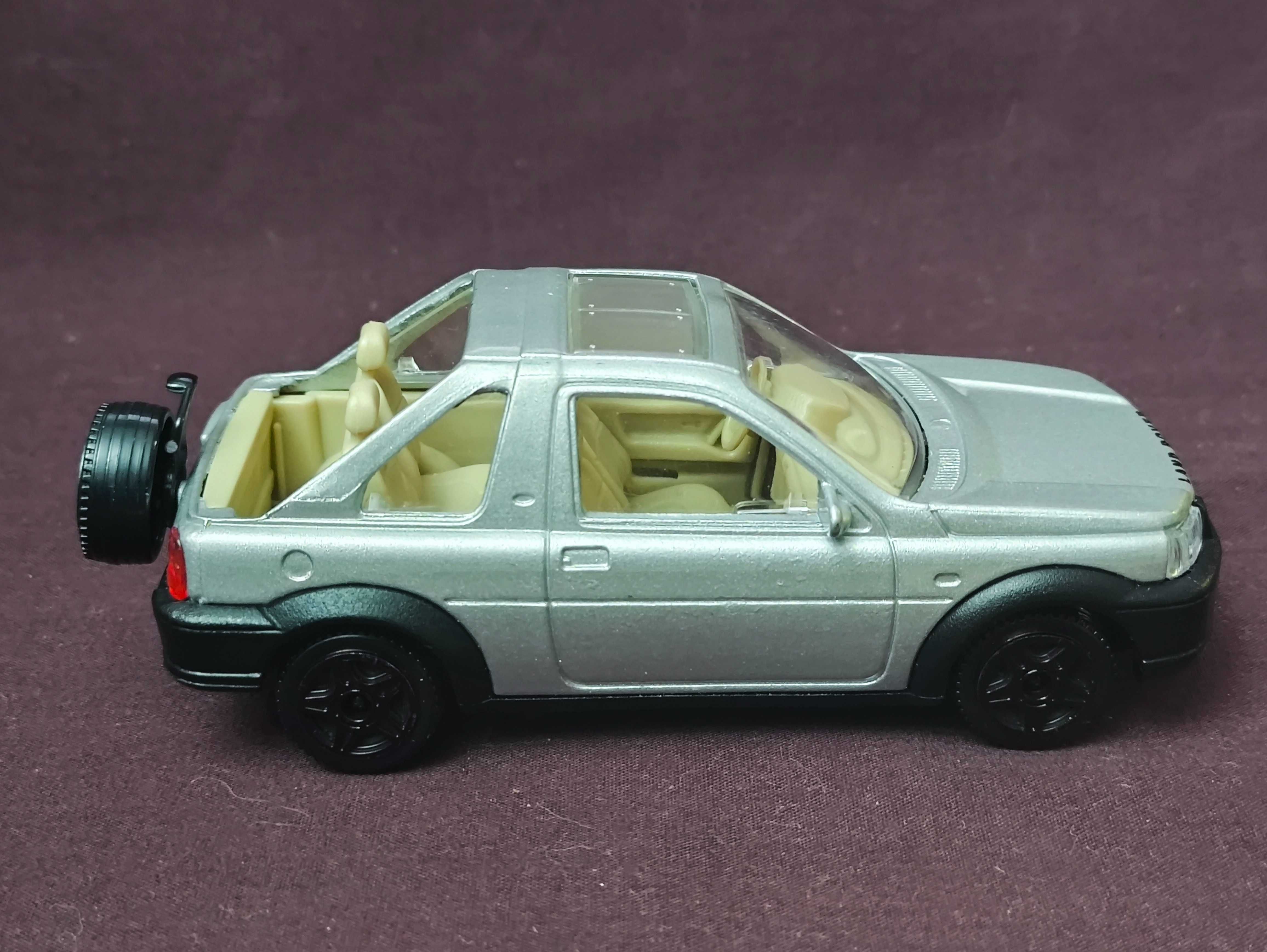 Машинка Land Rover Freelander 1:43 Bburago