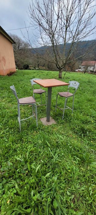 Mesa alta e bancos de ferro e madeira