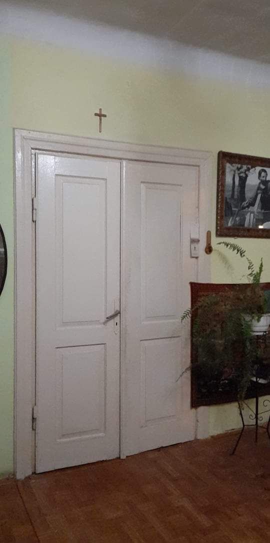 Stare drzwi z kamienicy