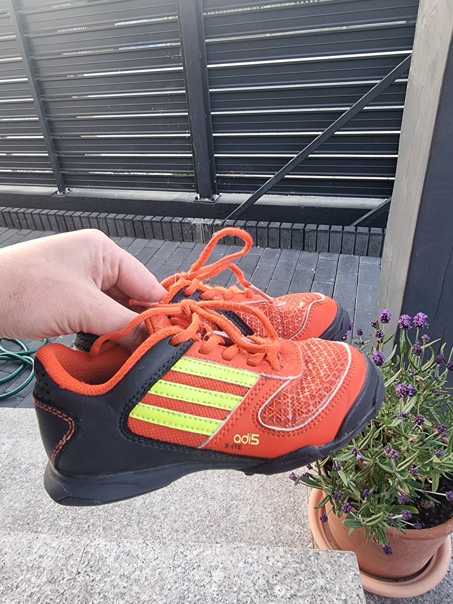 Buty adidas na boisko dla chłopczyka do biegania 28