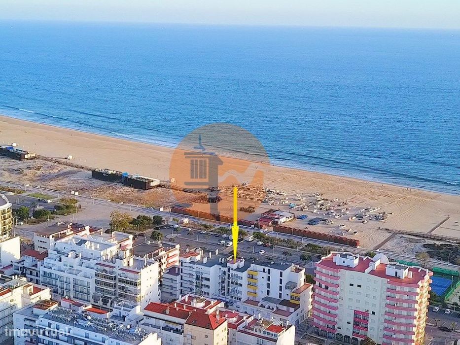 Apartamento T0+1 em 1.ª linha de praia - a 100 metros do areal de M...