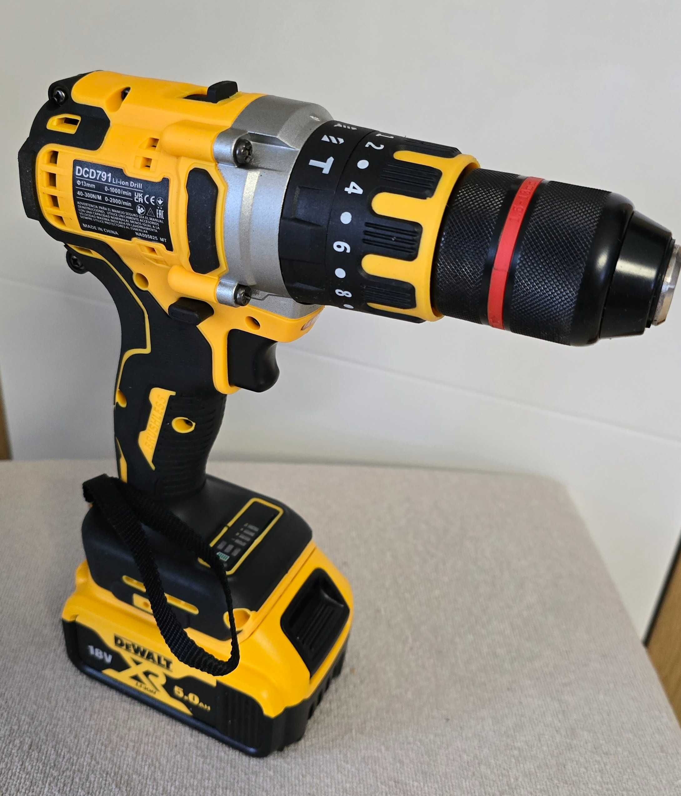 Wkrętarka akumulatorowa do baterii DEWALT