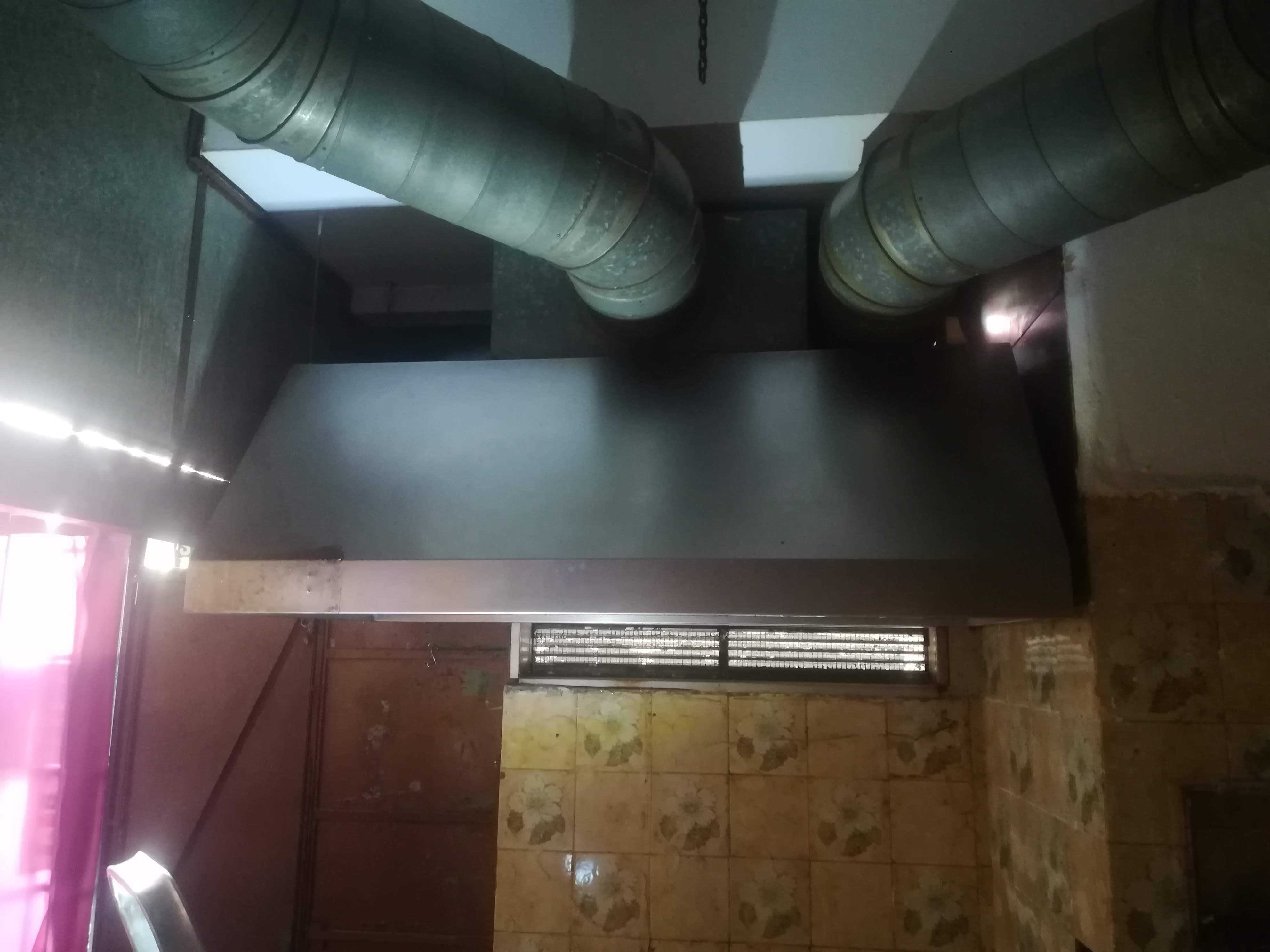 Chaminé de grelhador com eliminação electrostática de fumo e cheiros.