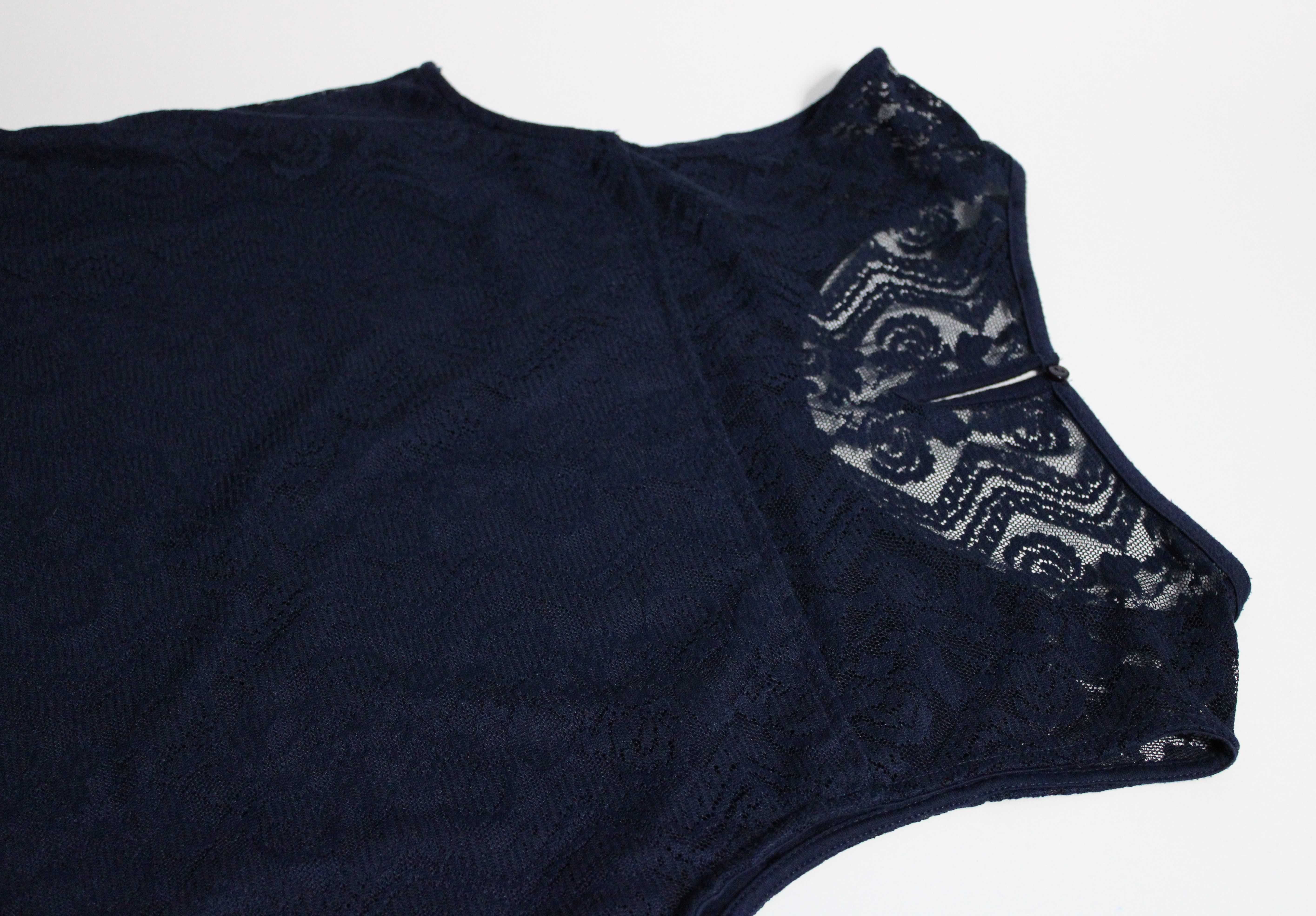 Blusa de renda azul escura