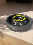 Roda Suplente, com conjunto de chave de rodas e macaco.