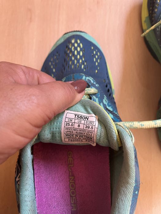 Sapatilhas Asics tamanho 39,5, mas calça 38