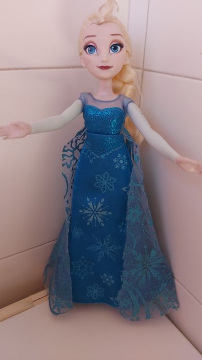 Boneca Hasbro Frozen Elsa com capa mágica