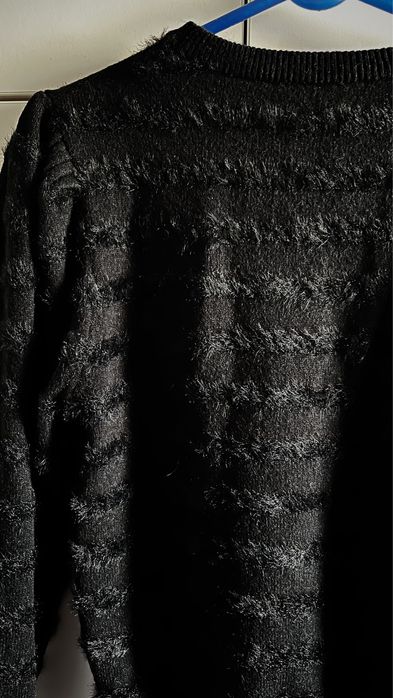 Теплий новий зимній светр в смужку пухнасту без комірця