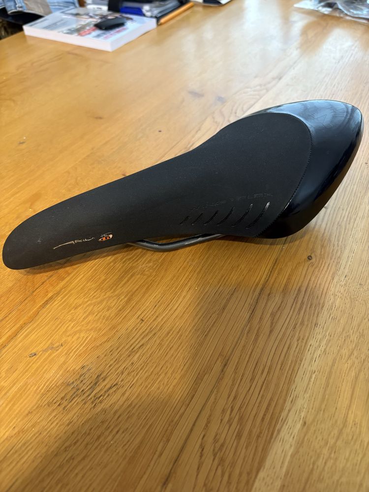 Siodełko szosowe fizik arione tri 2