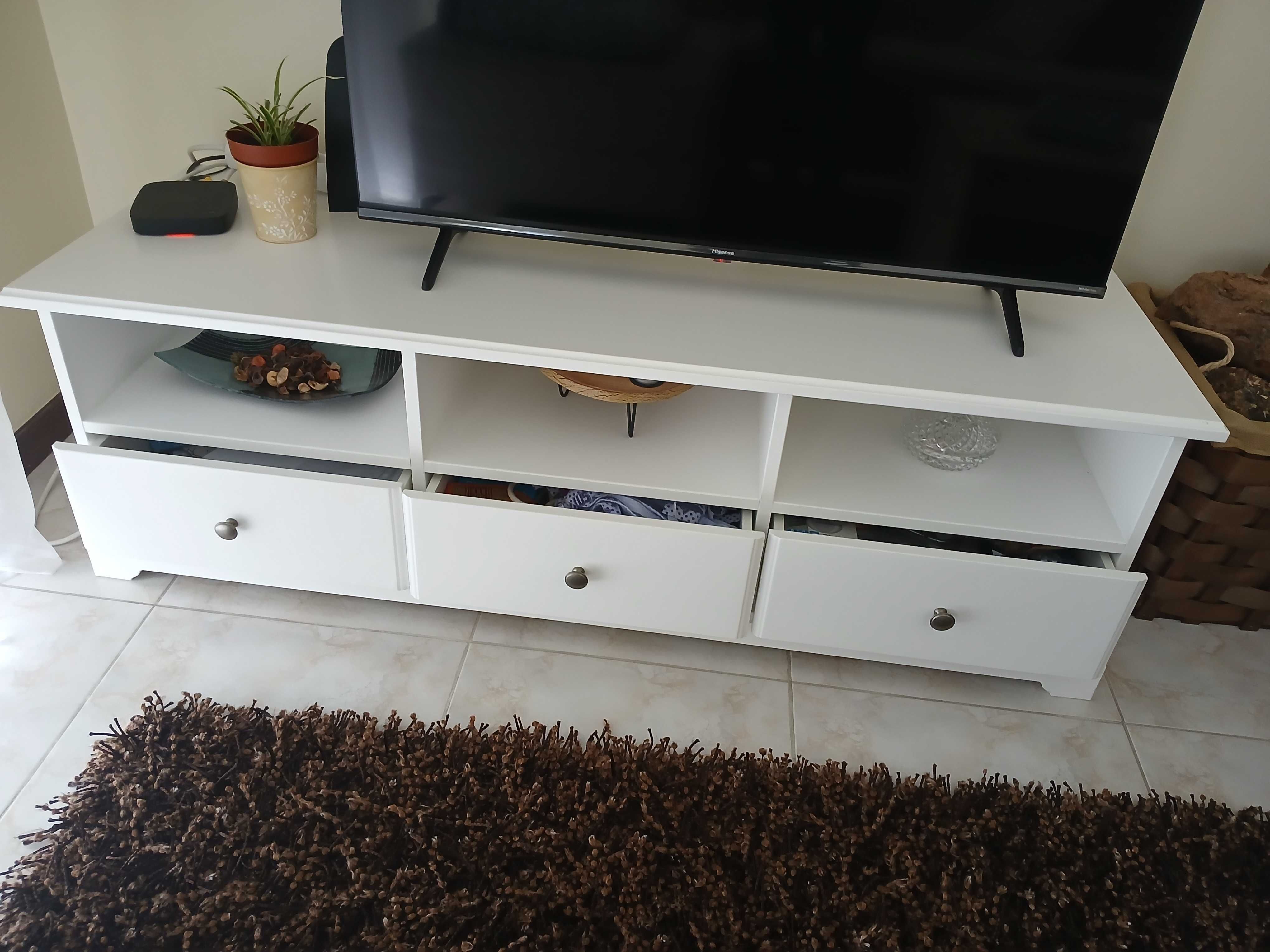 Móvel branco para TV