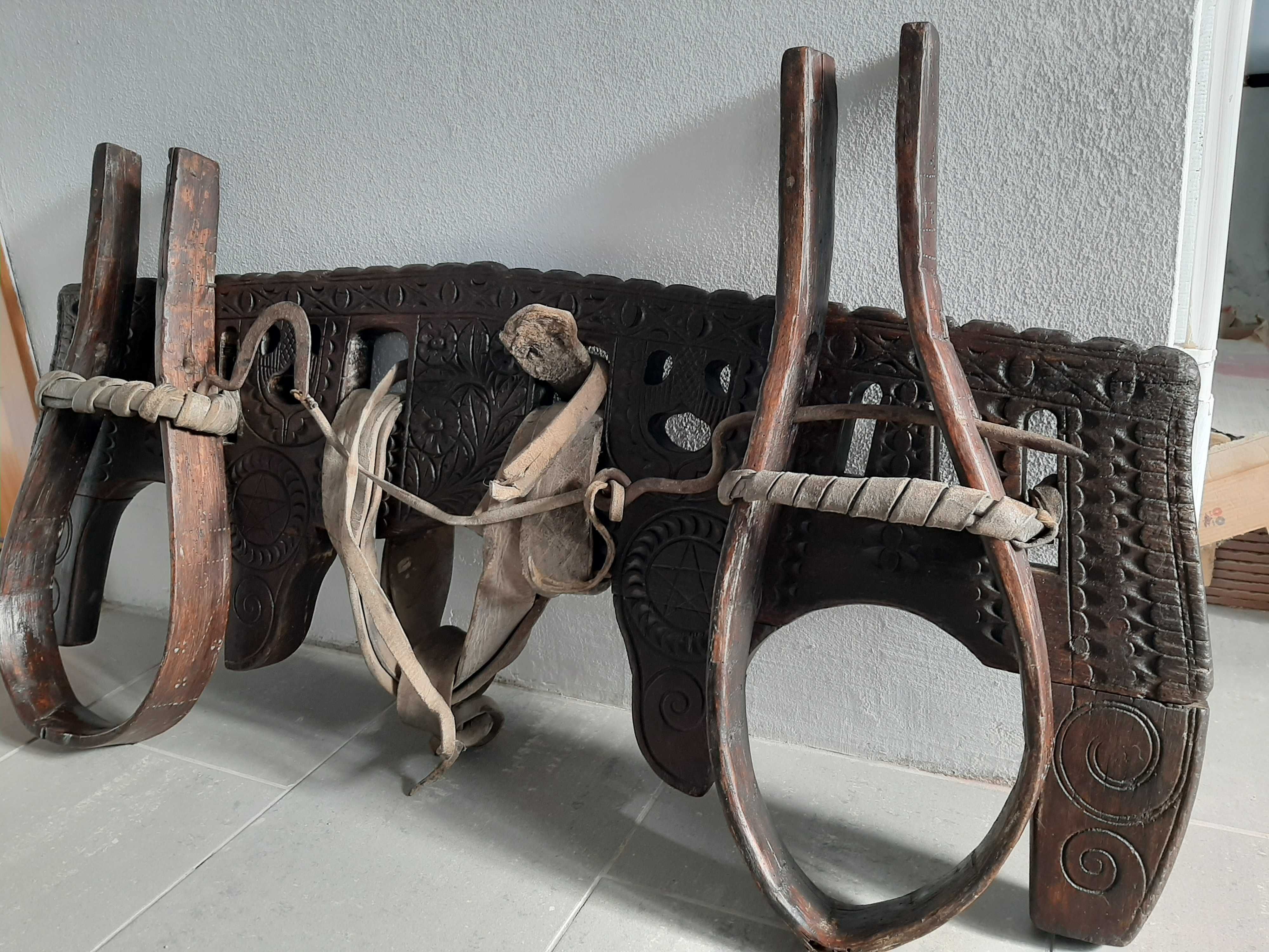 Canga antiga em madeira
