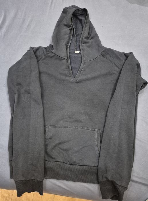 Жіноча толстовка синього кольору.