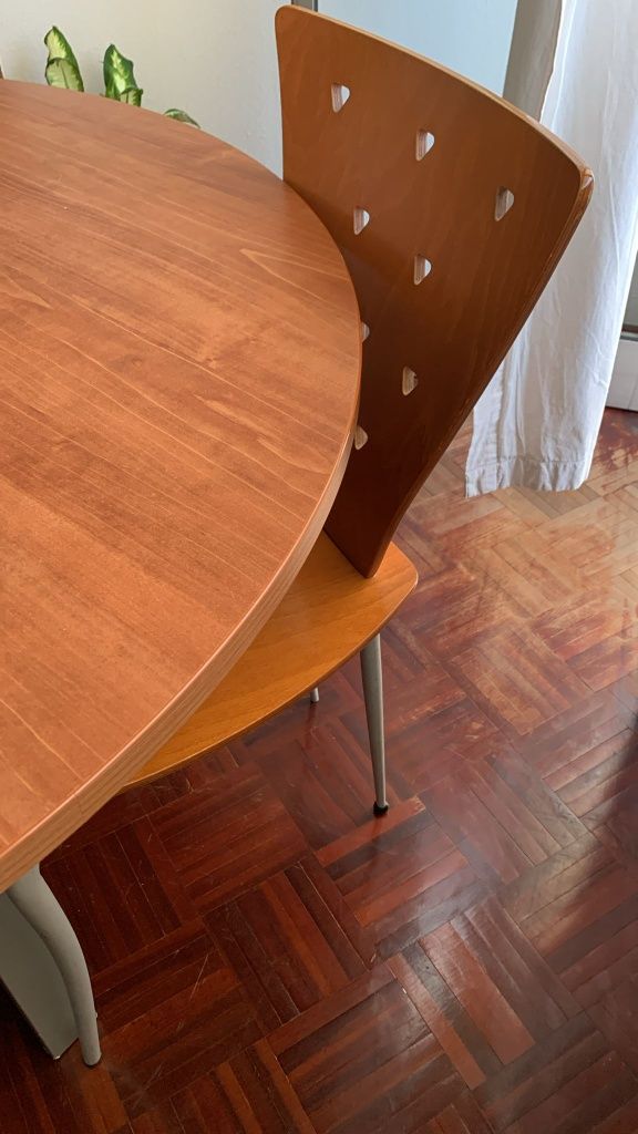 Mesa de jantar e quatro cadeiras