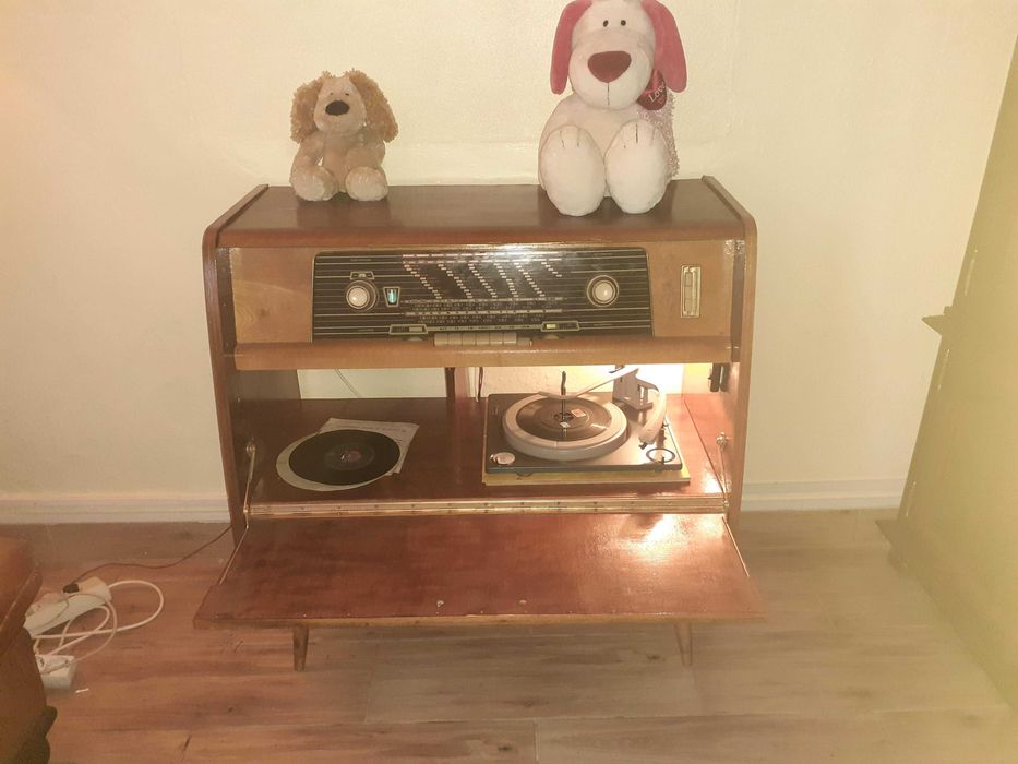 Móvel rádio e gira-discos Tonfunk Stradella