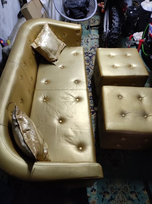 Złota sofa plus pufy Glamour