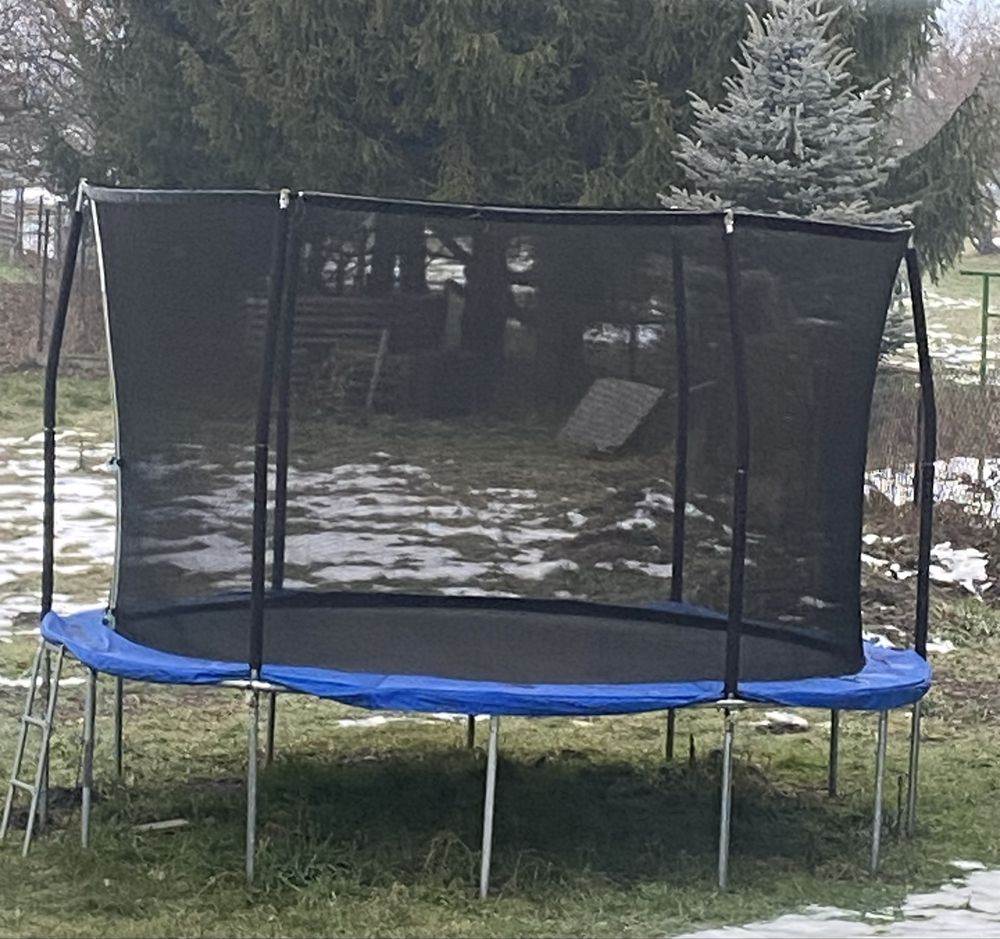 Duża trampolina czarno niebieska - stan bardzo dobry