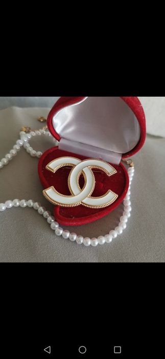 Broszka złoty kolor cc biała hit mega cudna