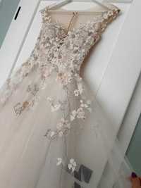 Piękna suknia ślubna Madonna kwiaty haftowane