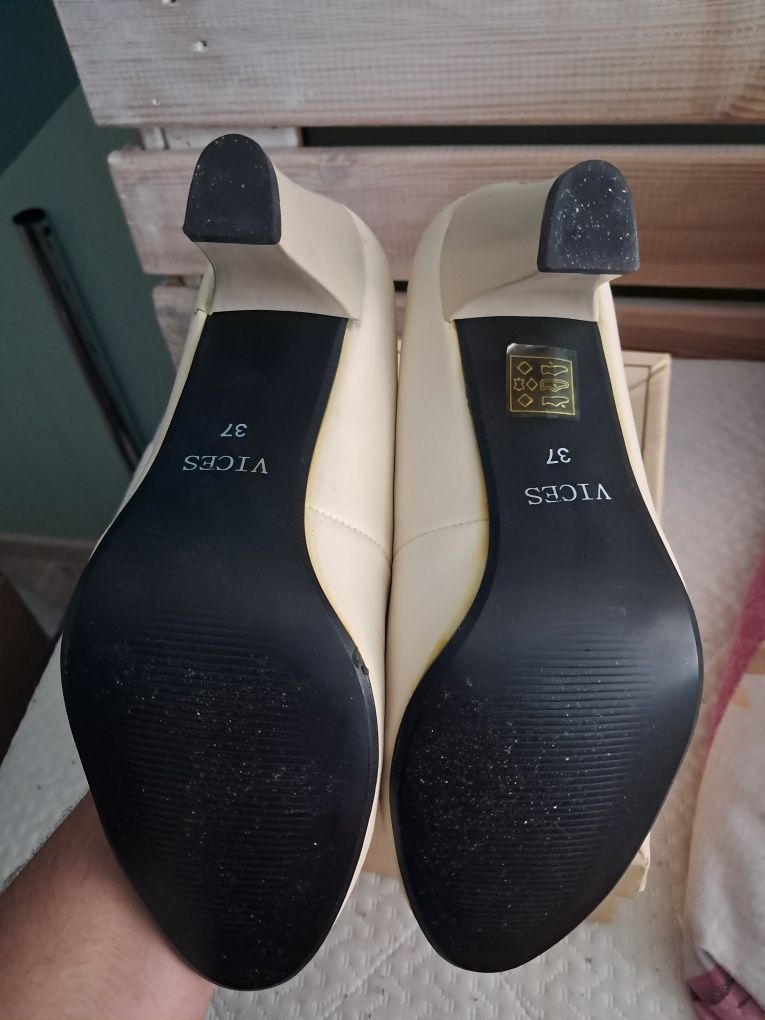 Buty na obcasie, beżowe