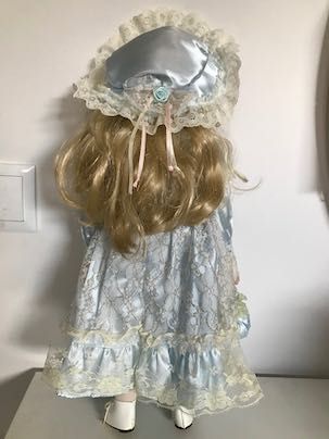 Linda boneca de porcelana