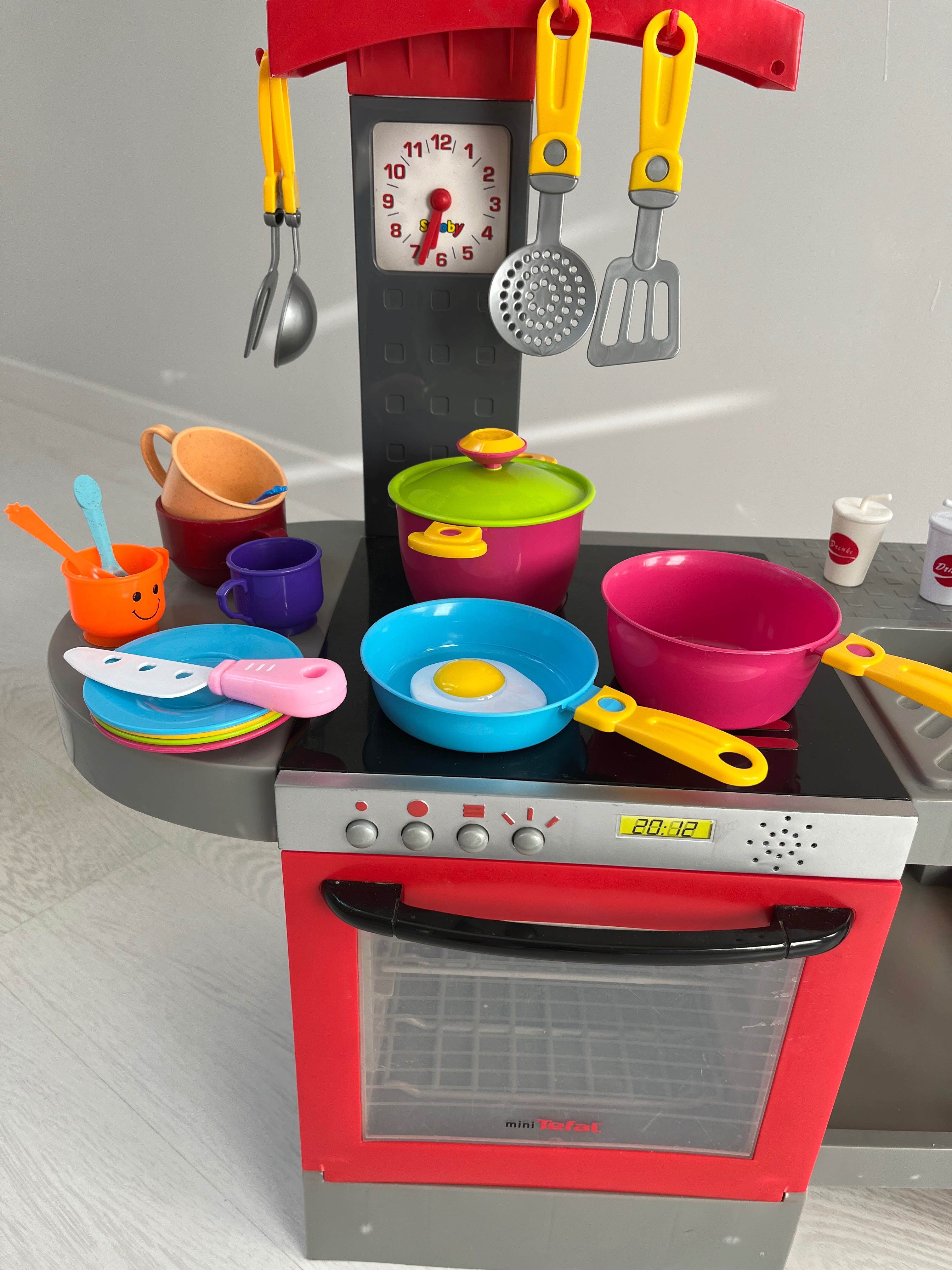Kuchnia dziecięca Smoby mini Tefal. Posiada światełka i wydaje dźwięk.