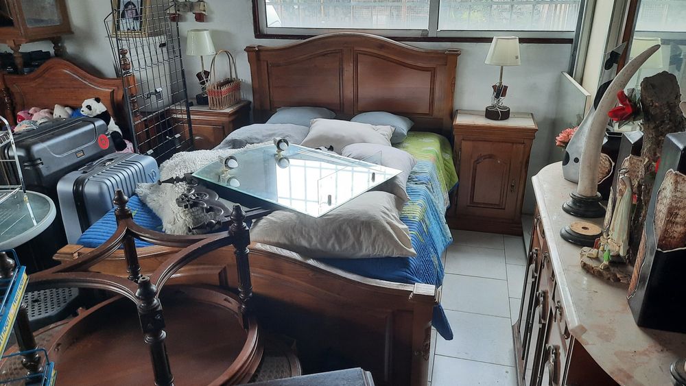 Cama com mesinhas cabeceira. Madeira maciça