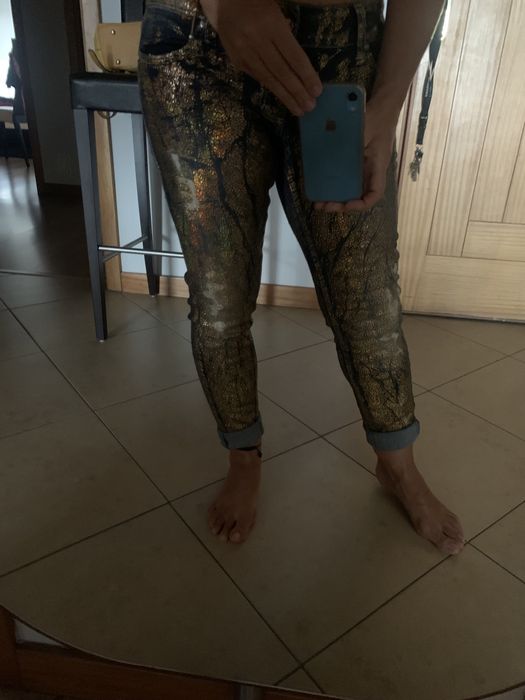 Calça de marca conceituada e de modelo a marcar pela diferença