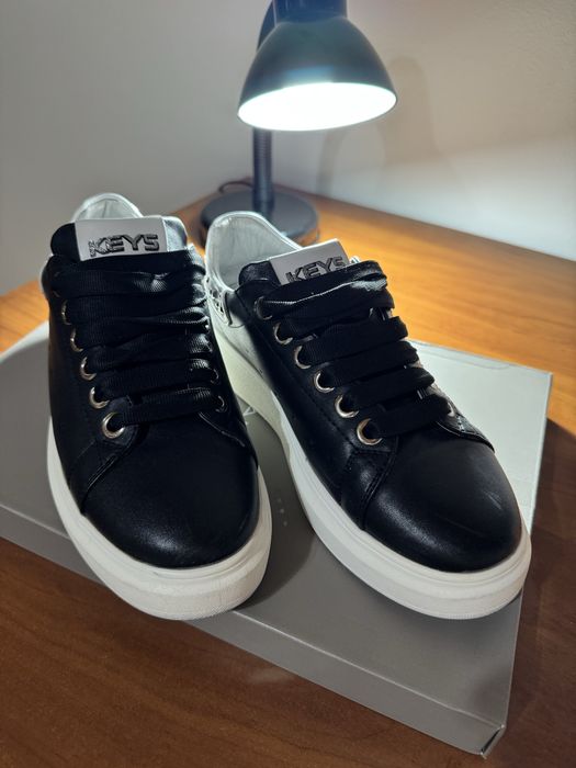 Кросівки виробника vera pelle