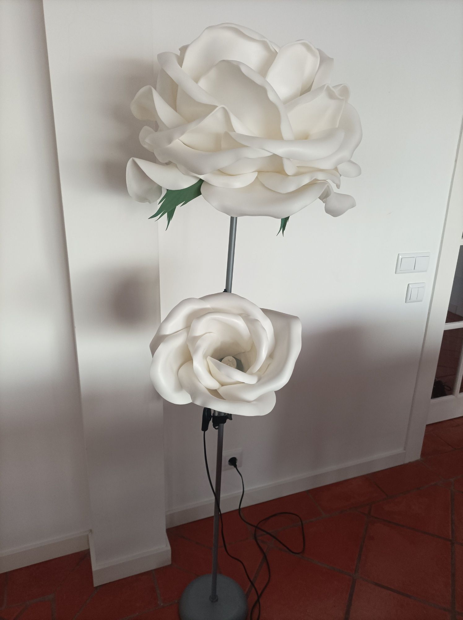 Candeeiro de pé com flores brancas