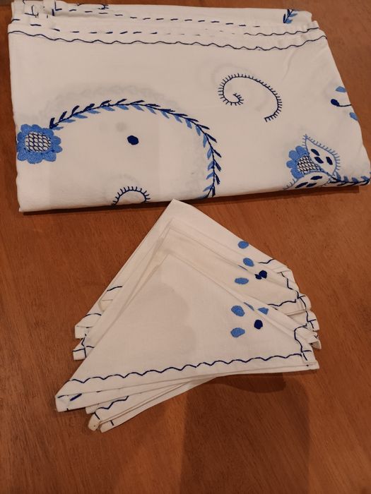 Toalha bordada com 6 guardanapos