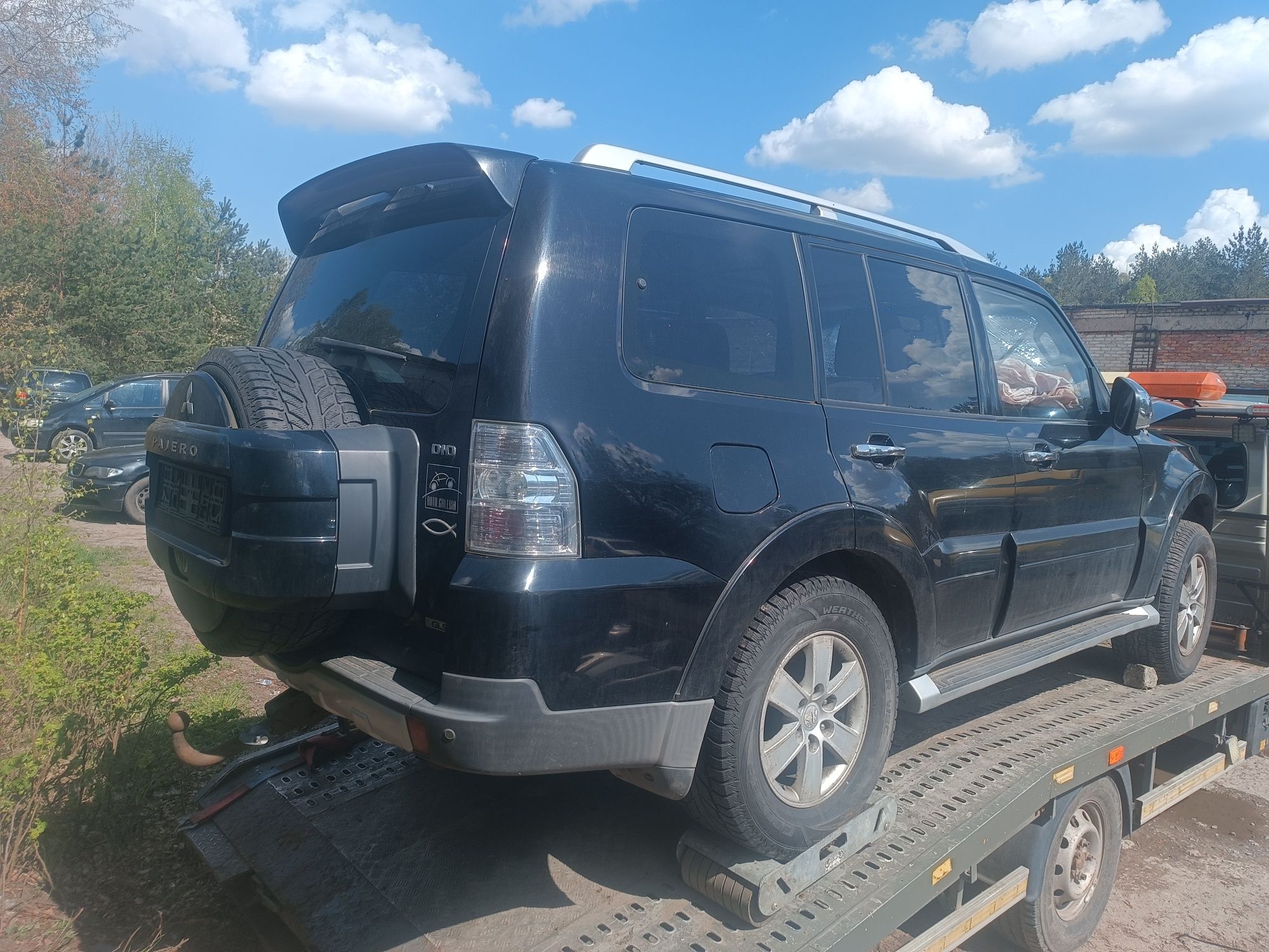 Mitsubishi Pajero IV 5d fotele skórzane skóry przód tył kanapa wnętrze