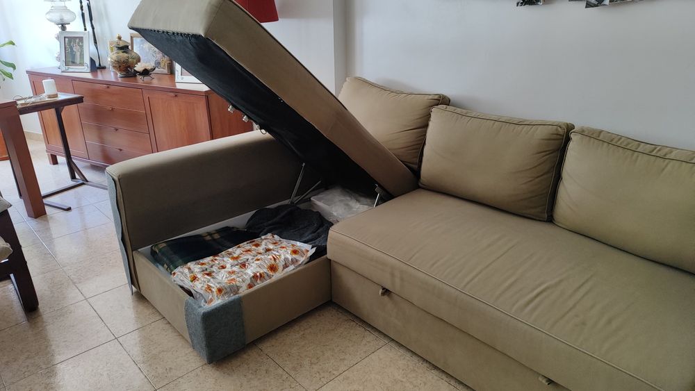 Sofá-cama com chaise longue e arrumação