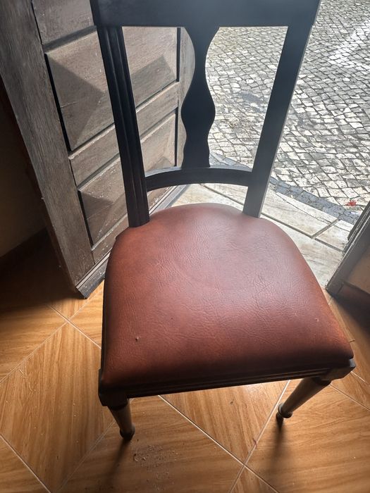 4 cadeiras de madeira