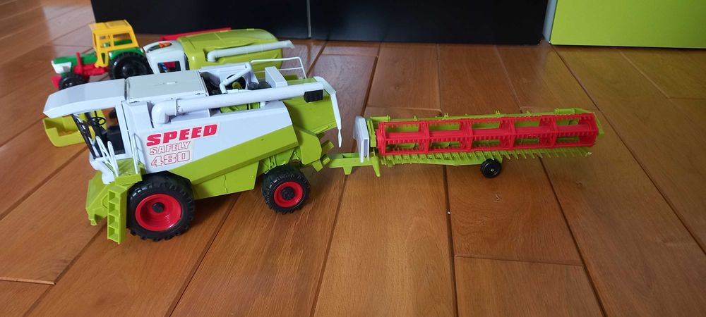 sprzęt dla farmera traktor z przyczepą kombajn farmer rolnik