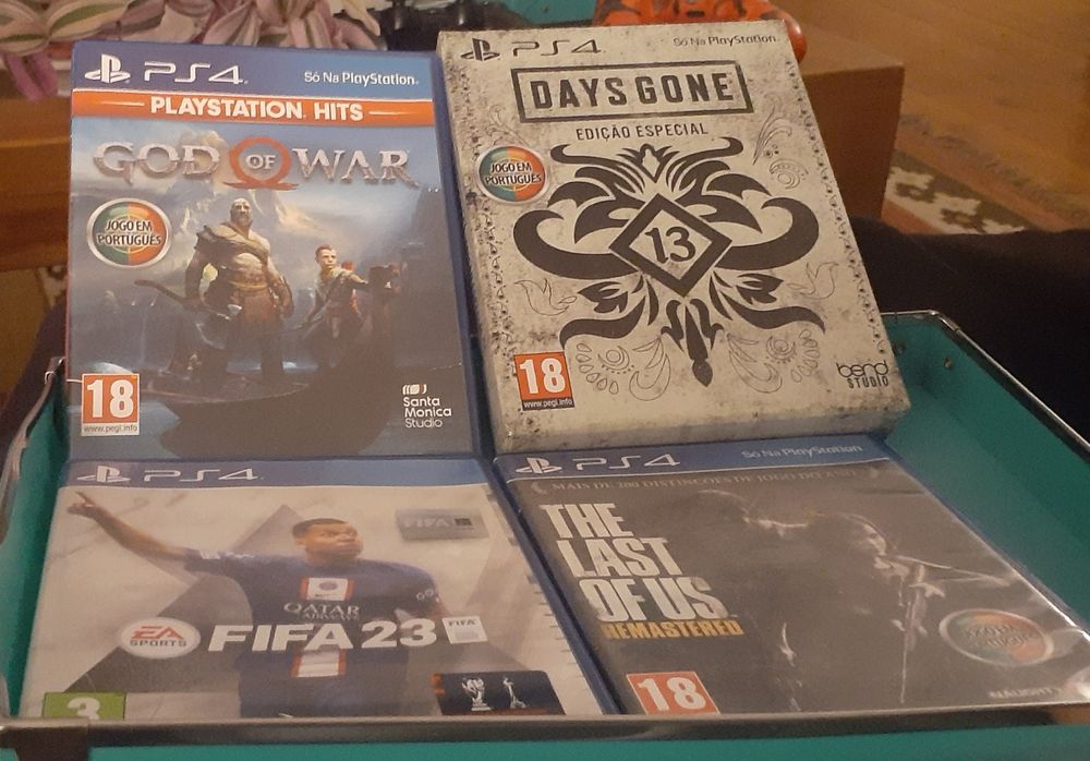 Ps4 slim dois comandos e jogos