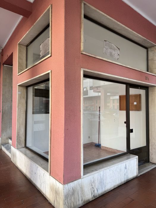 Loja de esquina com montras amplas no centro de Sacavém - Aceito Troca