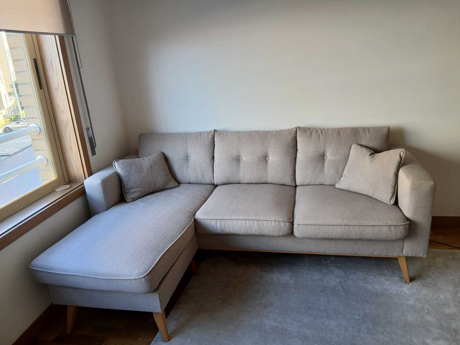 Sofá de 3 lugares com chaise-longue estilo escandinavo